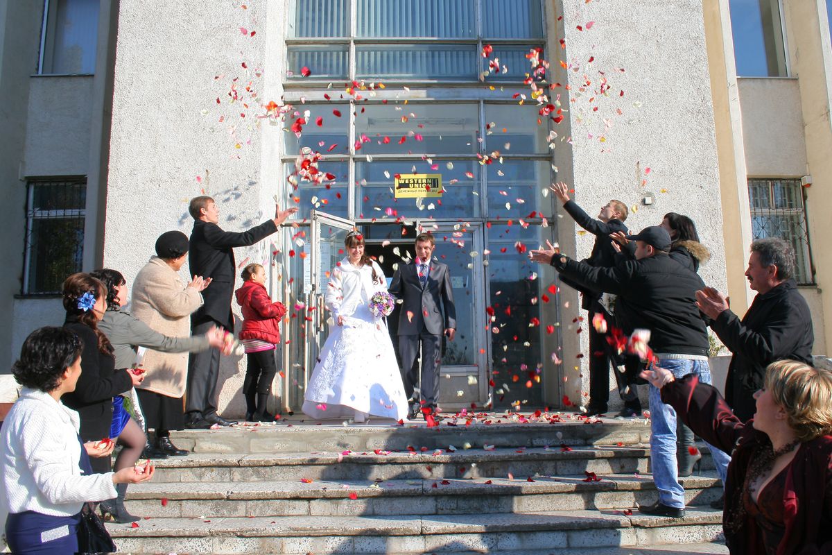 Guests throwing confetti